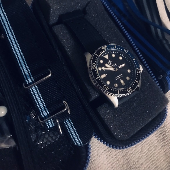 (Sold) Deep blue diver watch - Picture 3 of 3